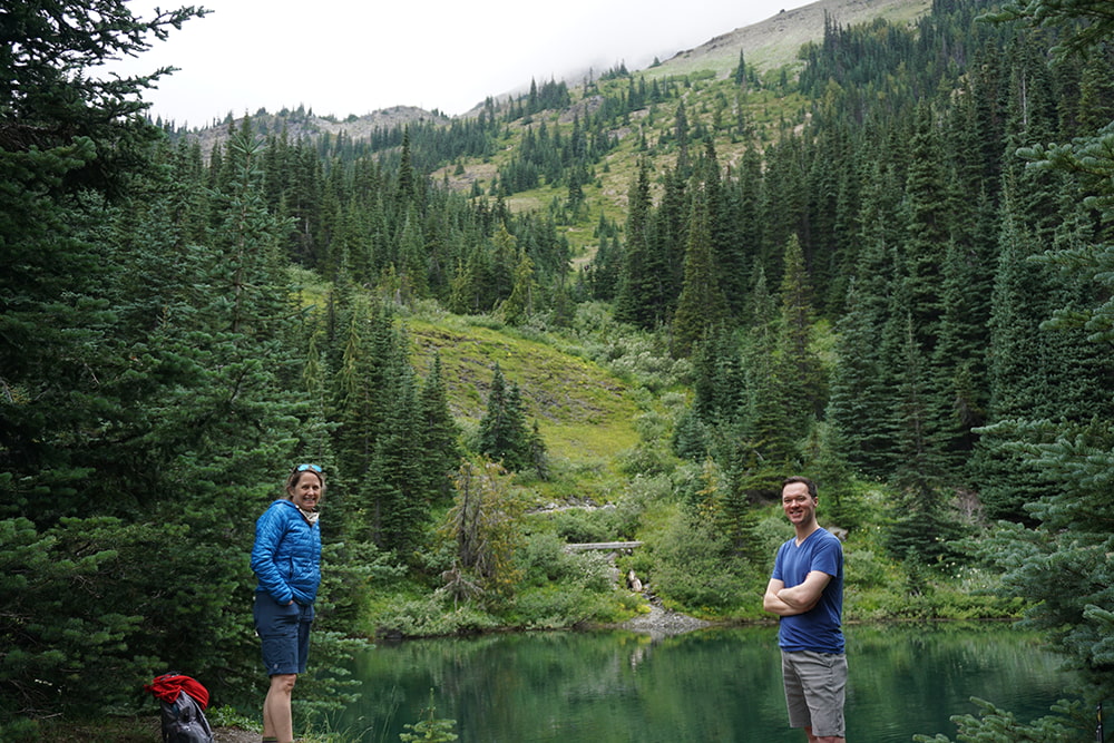 Nicky and Yuly pose by a lake